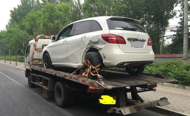 奔驰被特斯拉撞,奔驰特斯拉相撞奔驰车主