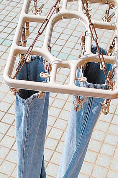 黑色牛仔裤被84烧掉色了怎么补色,牛仔裤掉色怎么处理才能再恢复