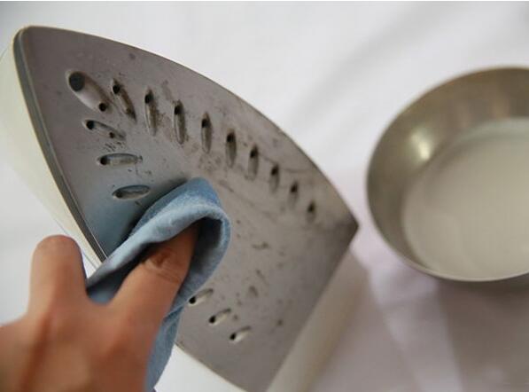 熨斗的焦面怎么去除,熨斗底部脏了怎么清理