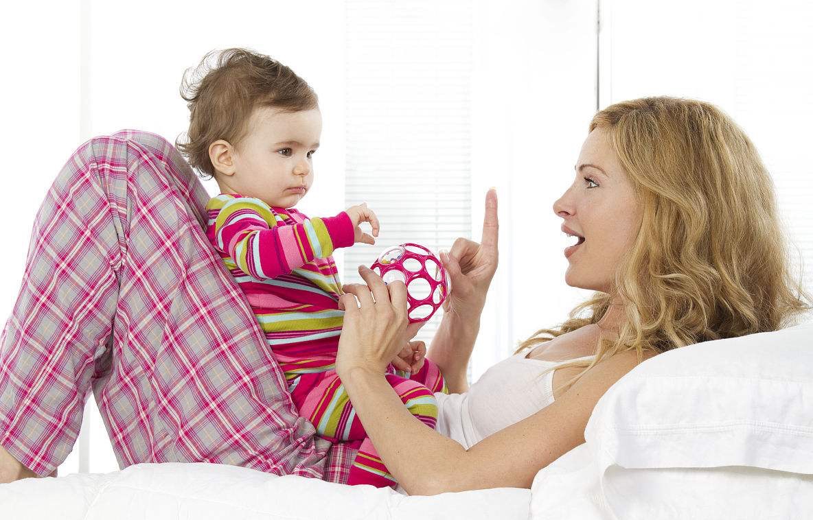 两岁的宝宝总爱吃手、摸*处私**是怎么回事？