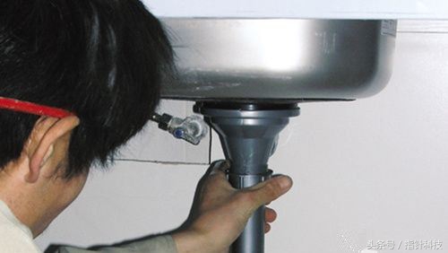 厨房洗手盆堵住排水慢？一个土方法，3分钟就通了！
