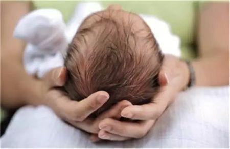 宝宝头睡扁了教你几招如何纠正,宝宝右侧头睡扁了怎么睡回来