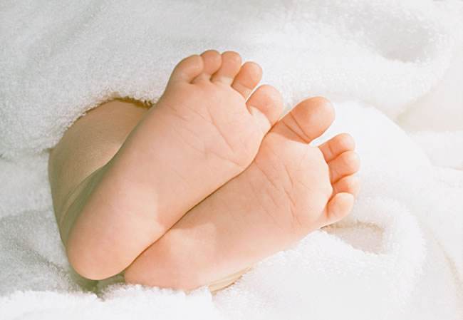 两岁的宝宝总爱吃手、摸*处私**是怎么回事？