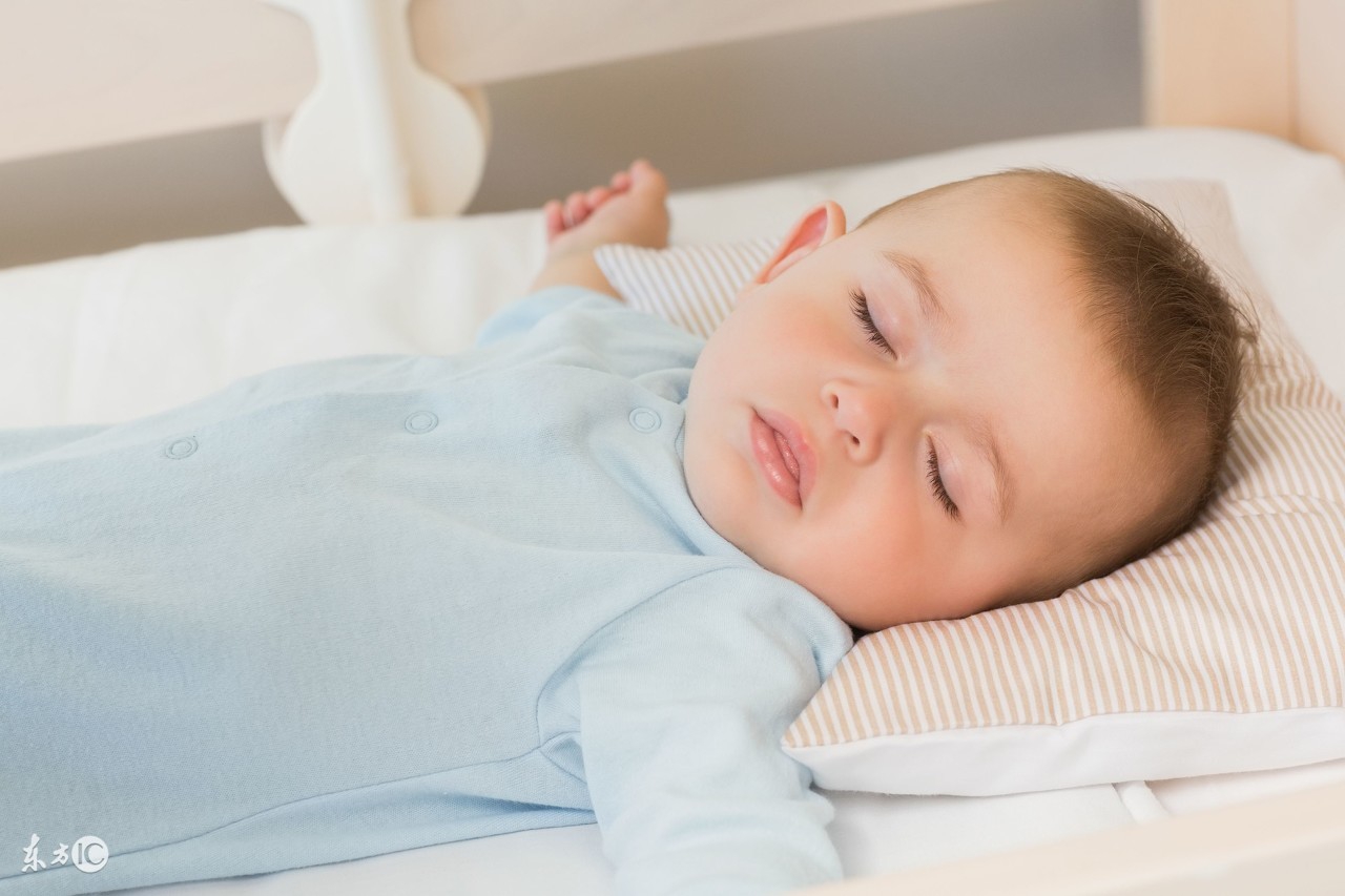 宝宝50多天头型睡偏了还能纠正吗,宝宝头睡偏了趴着可以纠正吗