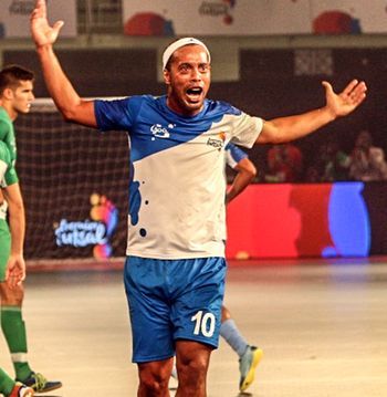 小罗足球独造11球,小罗都踢哪个位置最厉害