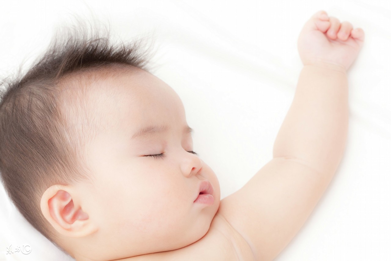 宝宝50多天头型睡偏了还能纠正吗,宝宝头睡偏了趴着可以纠正吗