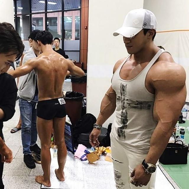 如何按让肩胛骨更凸出,肩胛骨突出怎么矫正一周见效