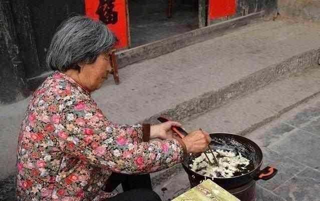 老奶奶在街头卖的这道美食，看似简单生意却火爆，天没亮就有人买
