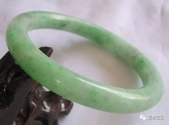 翡翠乌鸡真假辨别方法,用碎纸屑辨别翡翠真假