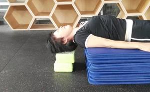 颈椎病理疗瑜伽,躺着治疗颈椎的瑜伽动作