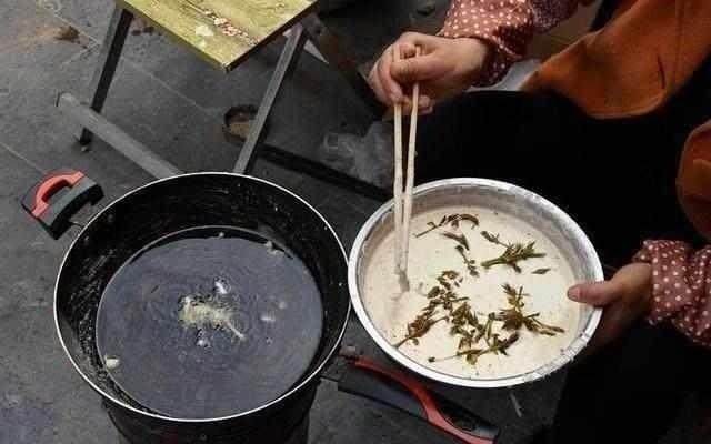 老奶奶在街头卖的这道美食，看似简单生意却火爆，天没亮就有人买