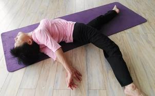 颈椎病理疗瑜伽,躺着治疗颈椎的瑜伽动作