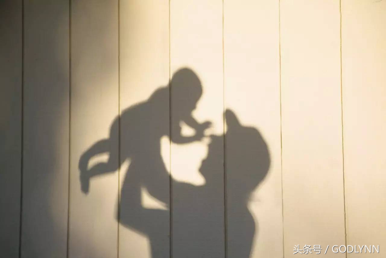 「GODLYNN」7年总监教你2个技巧，这样写文案既赚粉丝又赚口碑