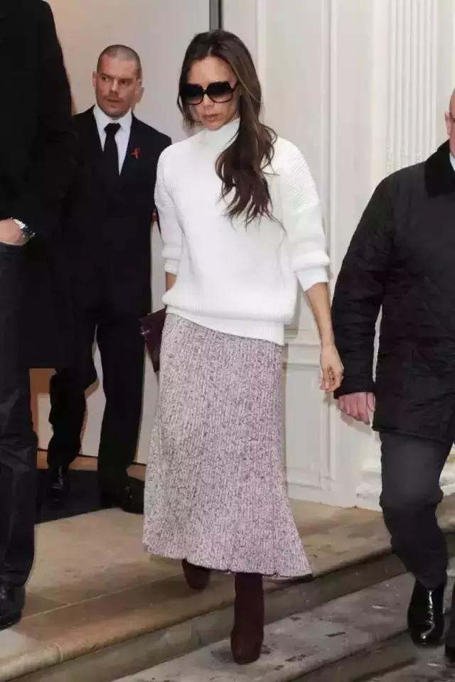 冬天纯色毛衣的高级穿搭,秋冬人手一件的毛衣怎么穿更好看