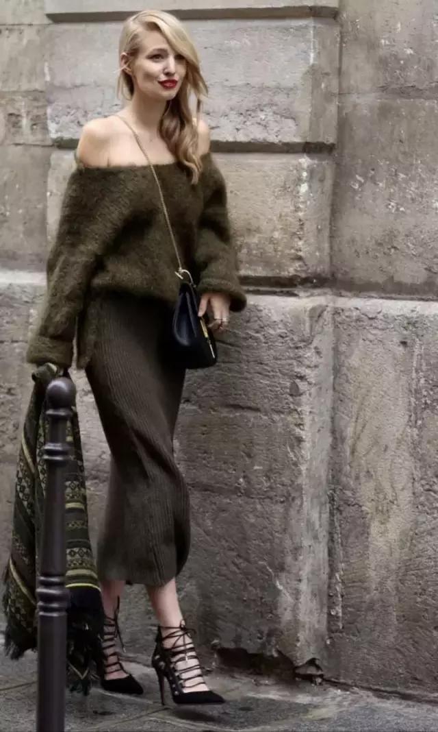 冬天纯色毛衣的高级穿搭,秋冬人手一件的毛衣怎么穿更好看