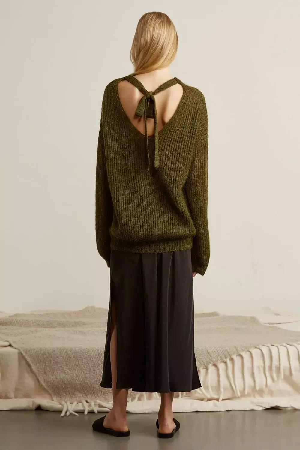 冬天纯色毛衣的高级穿搭,秋冬人手一件的毛衣怎么穿更好看