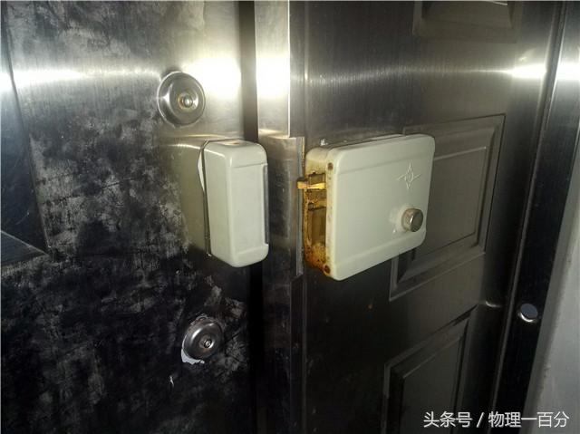 磁力防盗门开锁原理,防盗门锁着小偷是怎么打开的