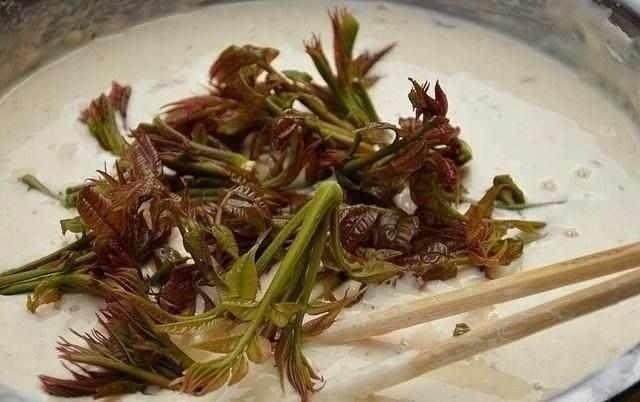 老奶奶在街头卖的这道美食，看似简单生意却火爆，天没亮就有人买