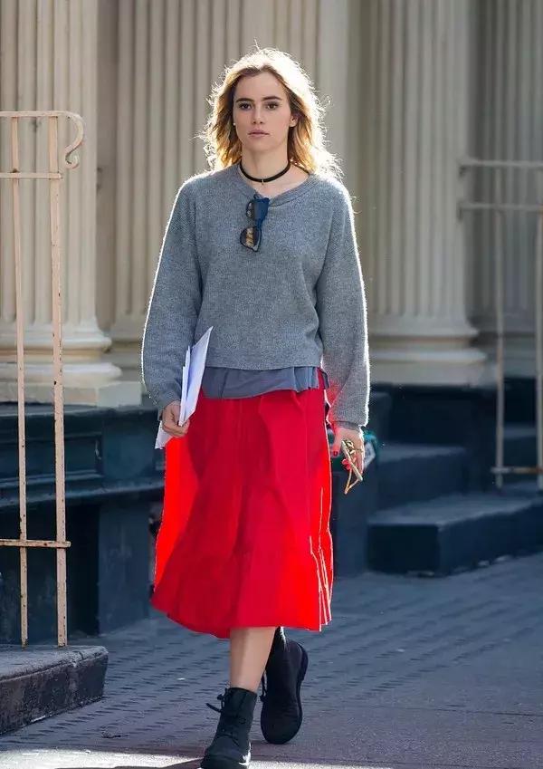 冬天纯色毛衣的高级穿搭,秋冬人手一件的毛衣怎么穿更好看