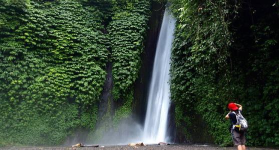 蓝梦岛是巴厘岛的一座离岛，媲美马代的风景，发现不一样的印尼