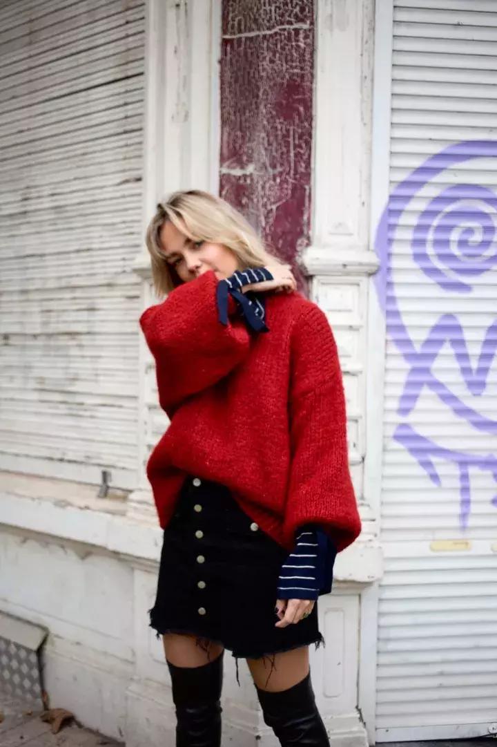 冬天纯色毛衣的高级穿搭,秋冬人手一件的毛衣怎么穿更好看