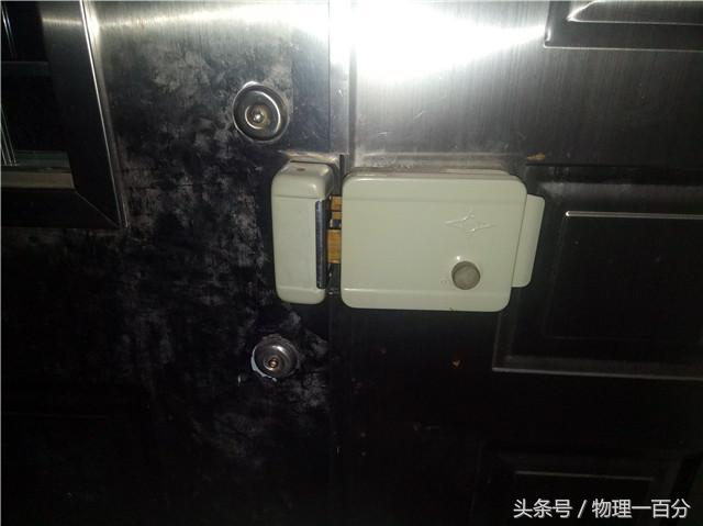 磁力防盗门开锁原理,防盗门锁着小偷是怎么打开的