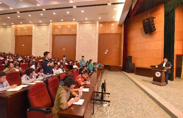 贵州疾控专家进校园：假如室友患了艾滋病你会害怕吗？