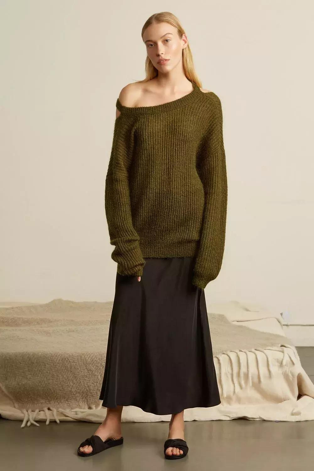 冬天纯色毛衣的高级穿搭,秋冬人手一件的毛衣怎么穿更好看