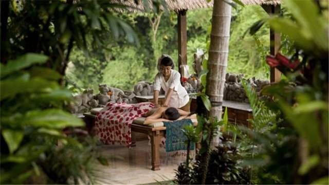 蓝梦岛是巴厘岛的一座离岛，媲美马代的风景，发现不一样的印尼