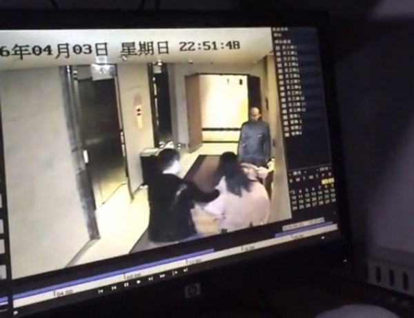 遇到强行拖拽女孩应该怎么办,女孩被陌生人强行拖拽怎么办