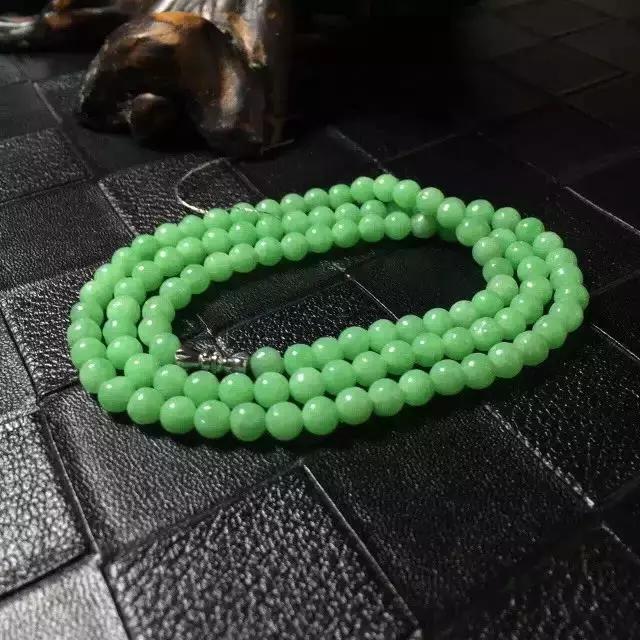 翡翠的翠性特征是显什么颜色的,翡翠翠性怎么视察