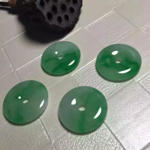 翡翠的翠性特征是显什么颜色的,翡翠翠性怎么视察