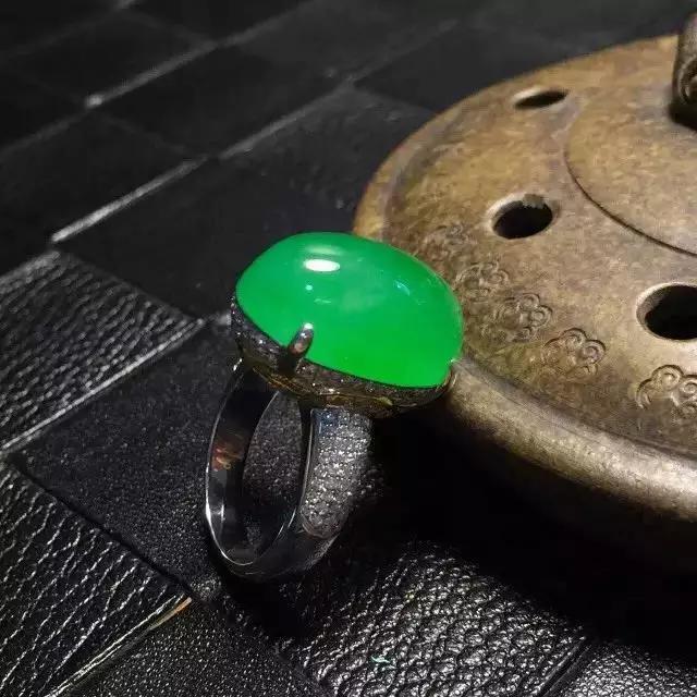 翡翠的翠性特征是显什么颜色的,翡翠翠性怎么视察