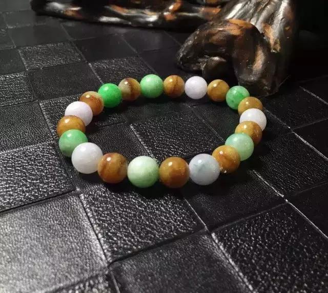 翡翠的翠性特征是显什么颜色的,翡翠翠性怎么视察