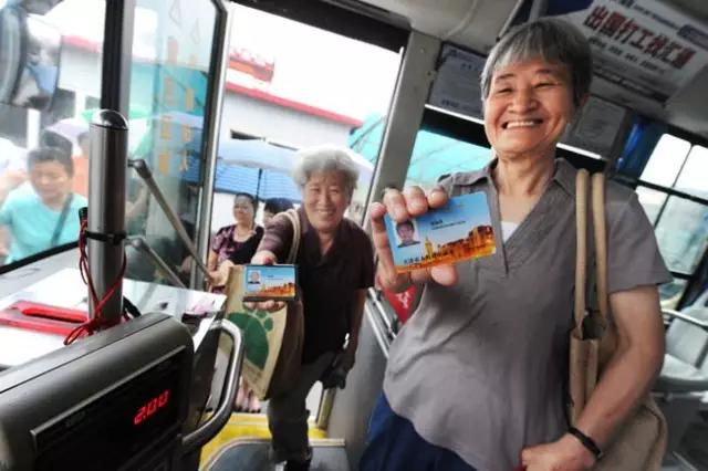 天津65岁以上老年人乘地铁免费吗,天津2022年是要取消老年公交卡吗