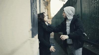 歹徒袭击自己怎么防身,女人遇到歹徒如何自救