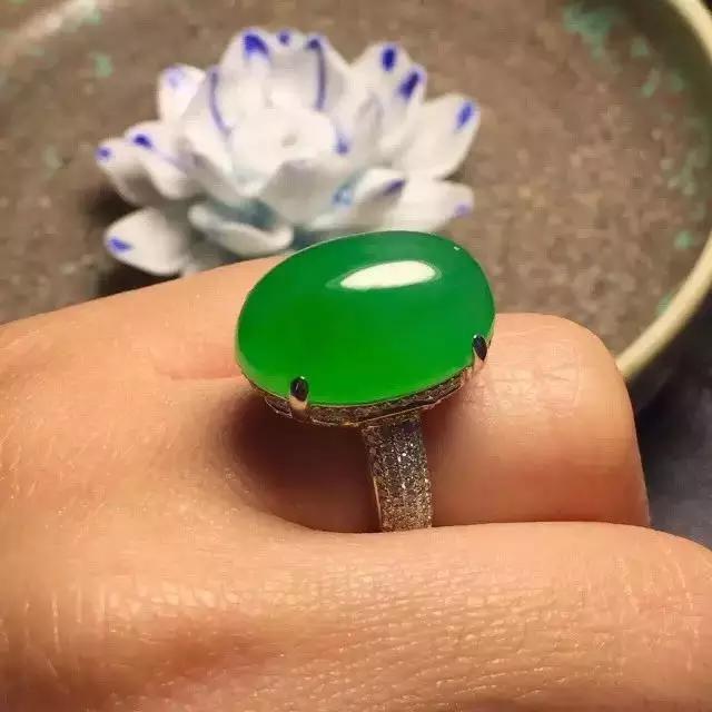 翡翠的翠性特征是显什么颜色的,翡翠翠性怎么视察