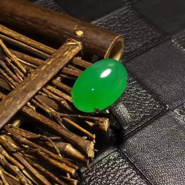 翡翠的翠性特征是显什么颜色的,翡翠翠性怎么视察