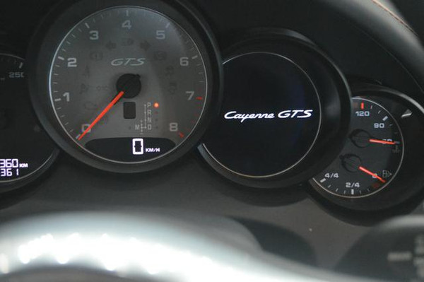 卡宴车窗玻璃划痕是怎么造成的,卡宴剐蹭了会不会有警告