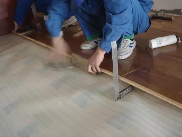 石塑地板和实木复合地板的区别,实木复合地板哪个品牌性价比高