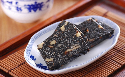 月经量少发黑吃阿胶管用吗,月经期间吃阿胶会不会延长经期