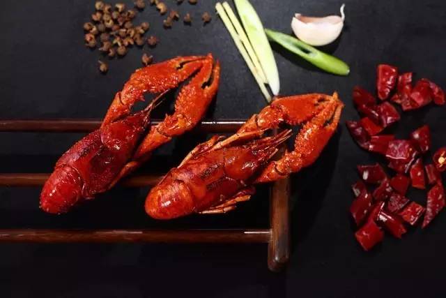 就算你开着玛莎拉蒂，*博兰**基尼也不一定能吃到她家龙虾，每天就这