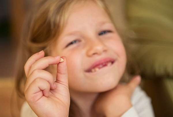 儿童自然脱落的乳牙怎么丢弃,乳牙掉了可以丢弃吗