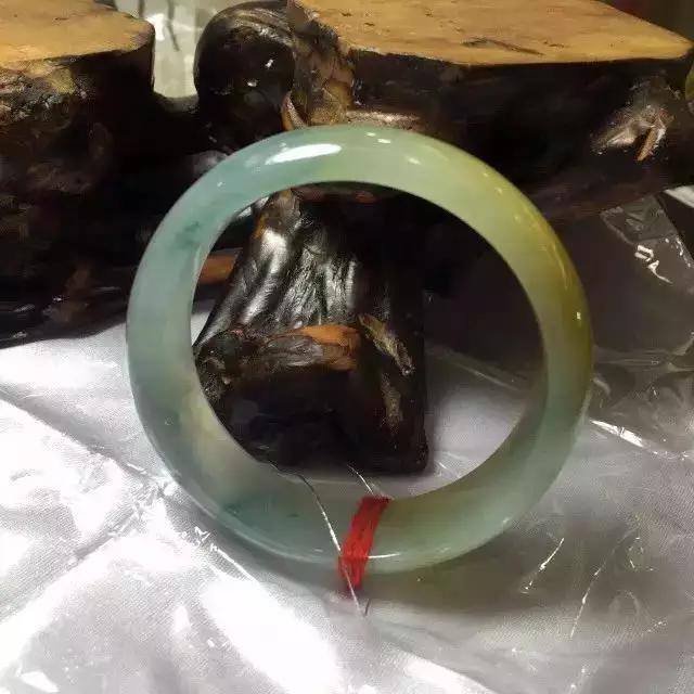 翡翠的翠性特征是显什么颜色的,翡翠翠性怎么视察