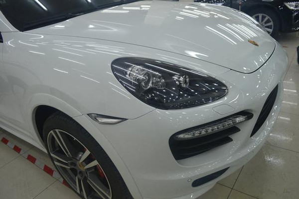 卡宴车窗玻璃划痕是怎么造成的,卡宴剐蹭了会不会有警告