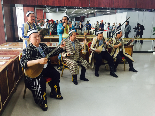 “天山琴韵丝路乐语”*疆新**乐器展演来到了高原古城