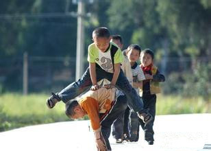 小学阅读完童年后的活动,看孩子运动会想起自己小时候