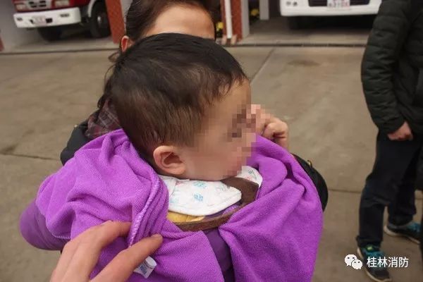 小孩不小心被卡住了,宝宝不小心被东西卡住了