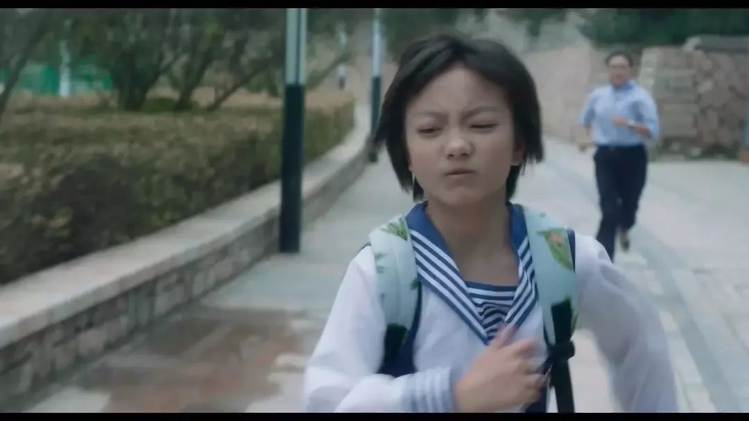 被拆解的梦露躺在卡车上那是蒙尘受难的女性象征