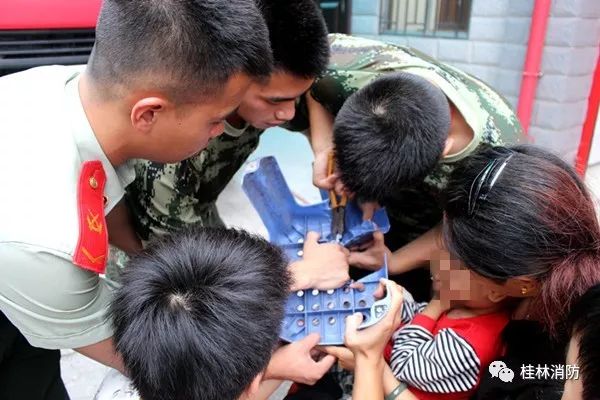 小孩不小心被卡住了,宝宝不小心被东西卡住了